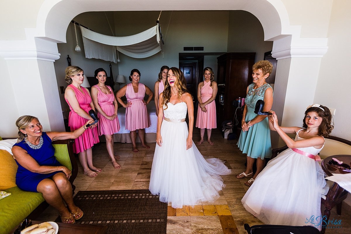 bride being fanned now sapphire riviera cancun destination wedding