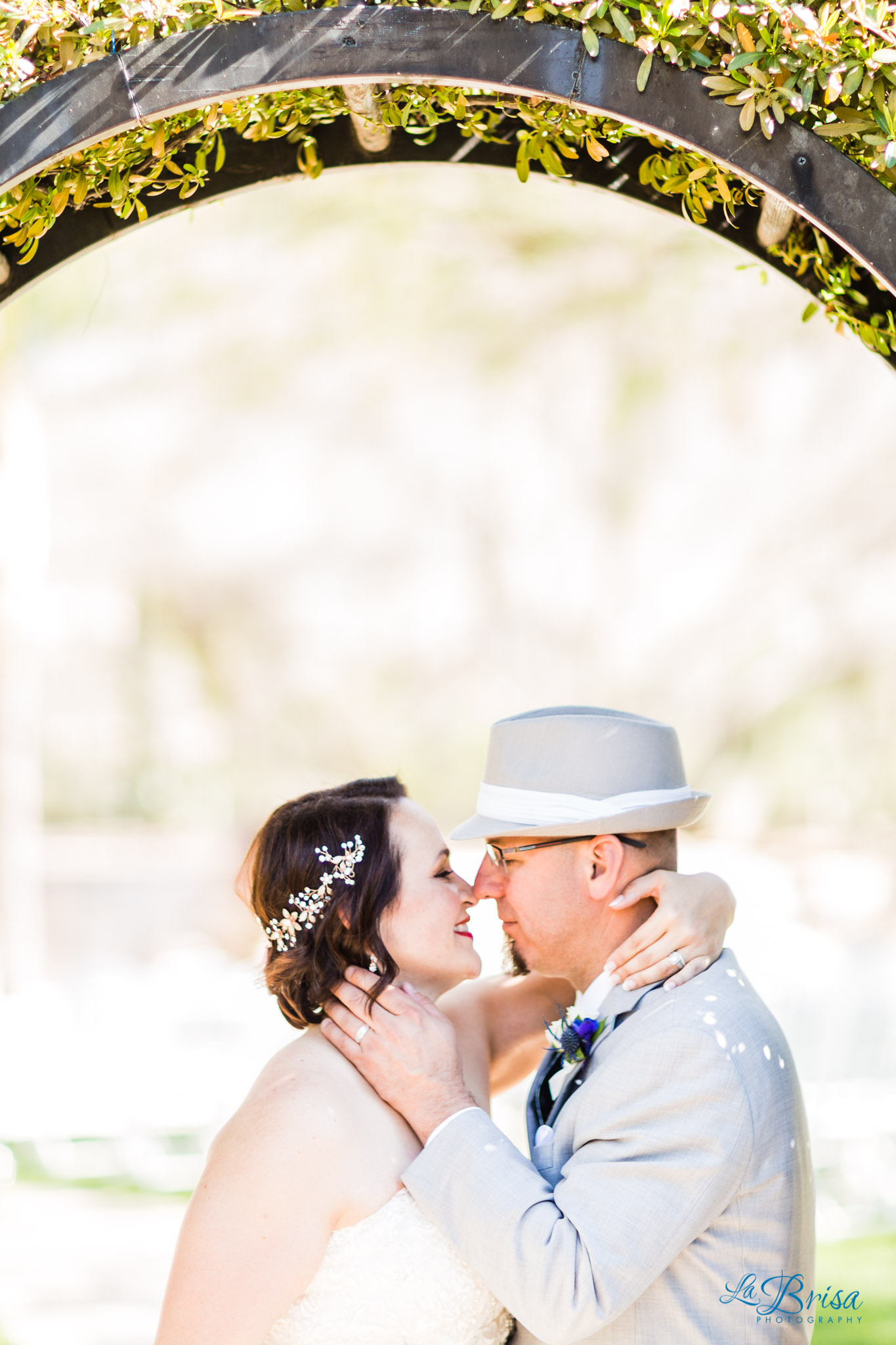 bride groom kissing great gatsby buttes at reflections wedding